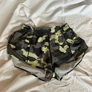 LULULEMON | green camo low-rise hottie-hot shorts